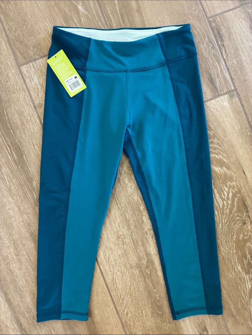 Marika Teal Two-Tone Active Capris